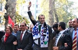 Saffet Sancaklı Kocaelillilerin Gönüllerini Fethetti