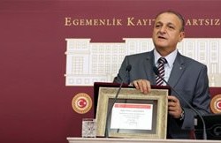 Madem okullar kızlı erkekli ayrılacak, Meclis’i de ikiye ayıralım