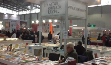 Ali Bademci kitaplarını imzalıyor