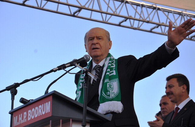DEVLET BAHÇELİ “SOKAĞIN KANINA BULAŞMA, CAMEKANLI SANDIKLARA GİT”