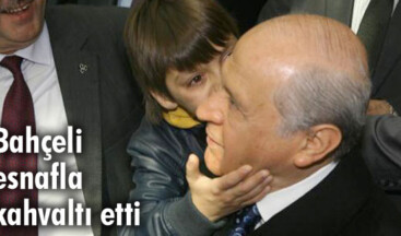 Bahçeli esnafla kahvaltı etti