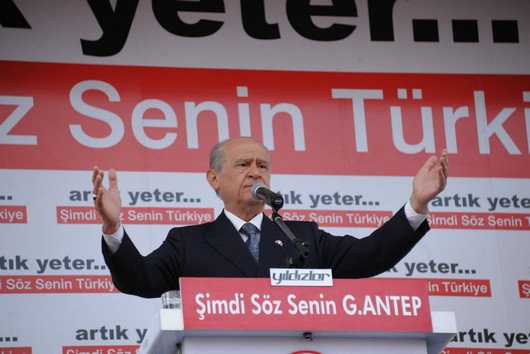 BAHÇELI: ÜLKE KAMPLARA, KAOSA, KRIZE, CEPHELEŞMEYE DOĞRU SÜRÜKLENIYOR