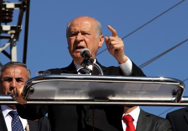 BAHÇELI: AKP RÜŞVETLE TÜRKIYE’YI BOĞDU