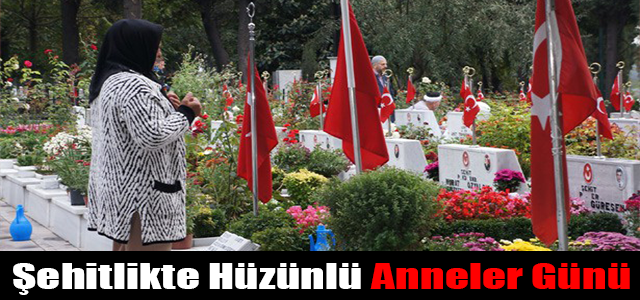 Şehitlikte Hüzünlü Anneler Günü