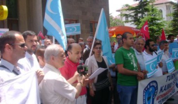 TÜRKMENLERİN SAHİPSİZ BIRAKILMASI PROTESTO EDİLDİ