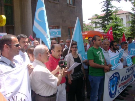 TÜRKMENLERİN SAHİPSİZ BIRAKILMASI PROTESTO EDİLDİ