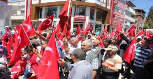 DİNAR’DA BAYRAĞA SAYGI YÜRÜYÜŞÜ