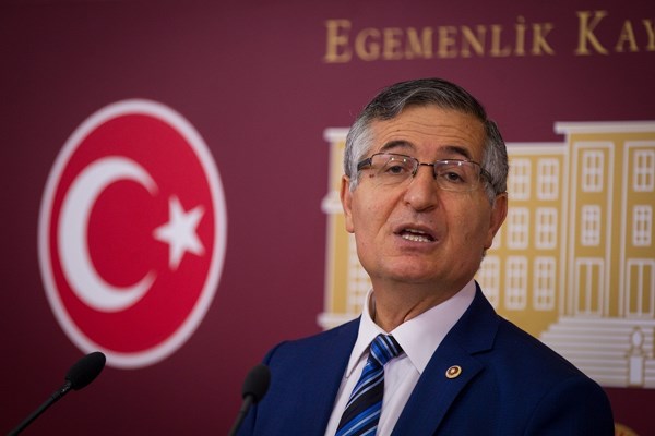 Yeniçeri, “Ankara’nın elindeki bilgilere göre, IŞİD saflarına katılan Türk vatandaşlarının sayısı 1000’i aşmış durumdadır