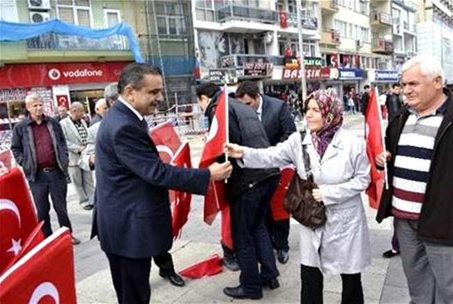 MHP Denizli’de 20 Bin Türk Bayrağı Dağıttı