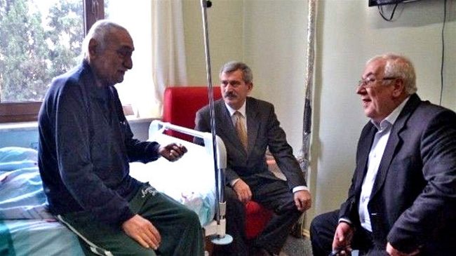 Şefkat Çetin’den Vefa Örneği: Balıkesir’e Gidip Hastane’de Ülküdaşını Ziyaret Etti