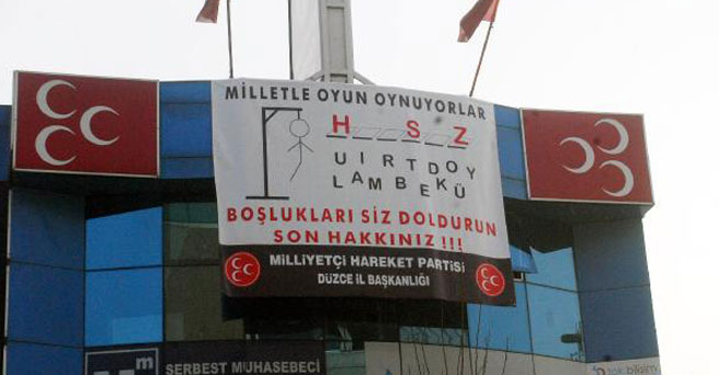 MHP BİNASINA İLGİNÇ PANKART