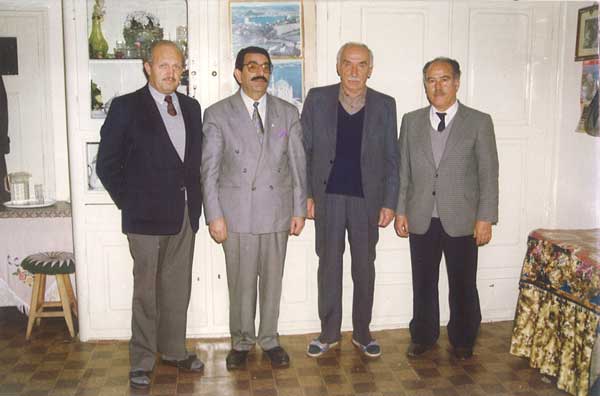 1991 yılında, Hacıbektaş ilçesindeki ÇELEBİ KONAĞI'nda çekilen bu resimdekiler: Merhum Amasya Milletvekili Kazım ULUSOY, A. SEZGİN, Merhum Postnişin (Çelebi) Feyzullah ULUSOY (bu resmi çeken şu andaki Postnişin Veliyettin ULUSOY'un Babası) En sağdaki de Diyanet'in o zamanki, Yayınlar Dairesi Bşk. Orhan BALCI.