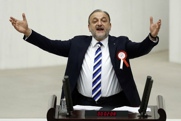 MHP’Lİ VURAL’DAN DAVUTOĞLU’NA: MİLLİYETİNİ AÇIKLA