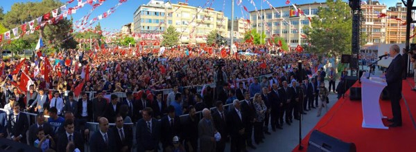 BAHÇELİ: DAVUTOĞLU ŞEREF KONUSUNDA KÖR CAHİLDİR