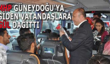Birliğin teminatı MHP Güneydoğu’ya giden vatandaşlara gül dağıttı