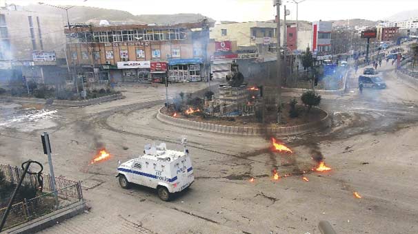 Sur’da patlama ve çatışma: 5 polis ve 6 askerimiz yaralandı.