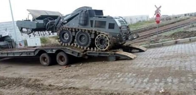 Suriye sınırına mayın temizleme aracı