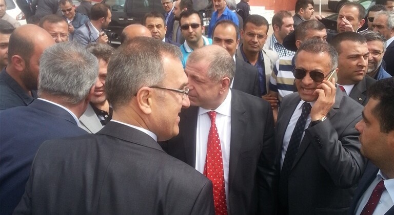 Şefkat Çetin Yine Şefkatliğini Yaptı: BU SEFER DE KAPIYI KAPADI