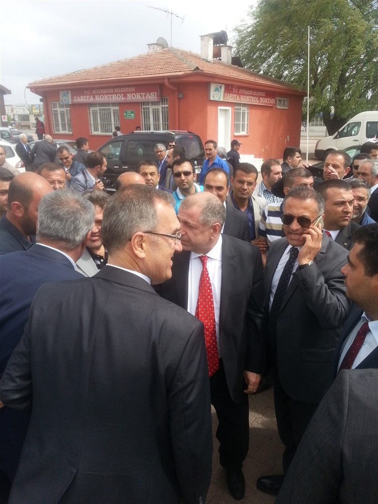 Şefkat Çetin Yine Şefkatliğini Yaptı: BU SEFER DE KAPIYI KAPADI