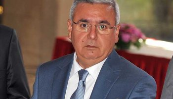YİNE ŞAŞIRTMADI: Davutoğlu düştü, ilk tekmeyi “O” attı