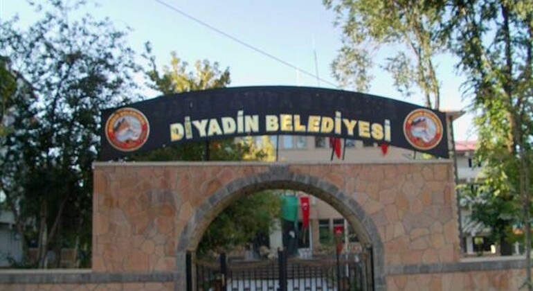 Türkçe tabela kime battı? Bakan kayyumları madara etti!