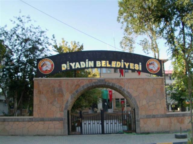 Türkçe tabela kime battı? Bakan kayyumları madara etti!
