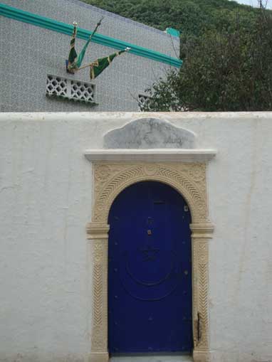 Levent sarayı yanında türbe kapısı