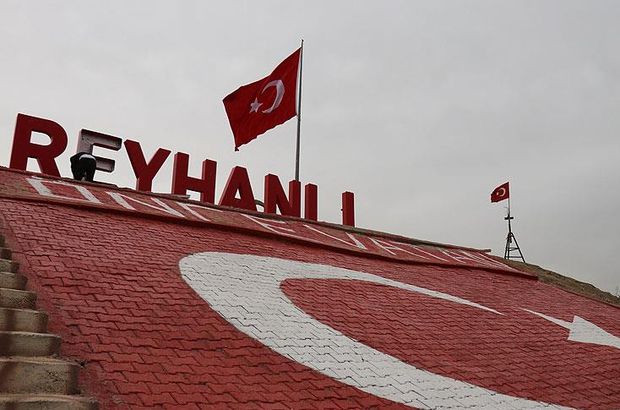 Afrin sınırındaki tepeye dev Türk bayrağı