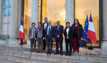 Elize Sarayı önünde skandal: Teröristlerle fotoğraf!