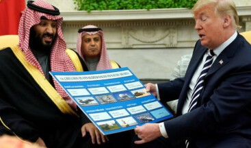 Trump, Prens Selman&rsquo;a sattıkları silahları gösterdi!