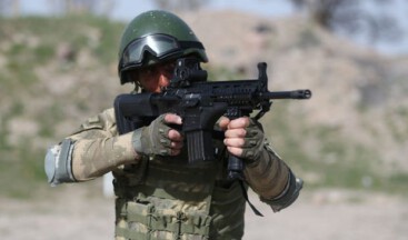 Komandolarımız milli tüfekle savaşıyor