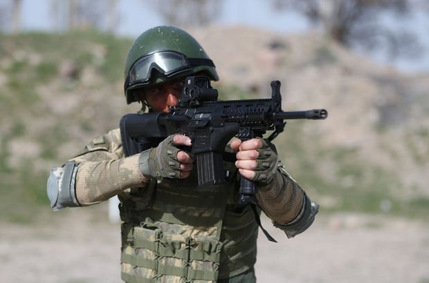 Komandolarımız milli tüfekle savaşıyor