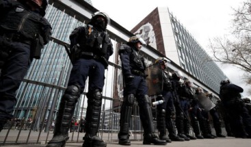 Fransa&rsquo;da polis üniversiteye gece operasyonu düzenledi