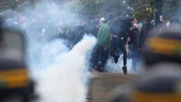 Fransa’da polis ile göstericiler arasında çatışma