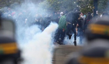 Fransa&rsquo;da polis ile göstericiler arasında çatışma