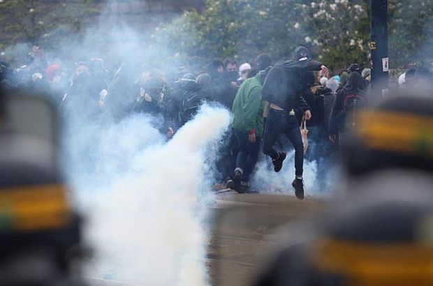Fransa’da polis ile göstericiler arasında çatışma