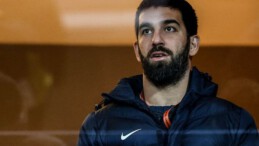 Galatasaray taraftarlarından Arda Turan’a pankartlı tepki!