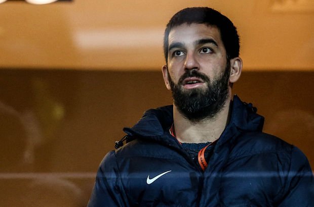 Galatasaray taraftarlarından Arda Turan’a pankartlı tepki!