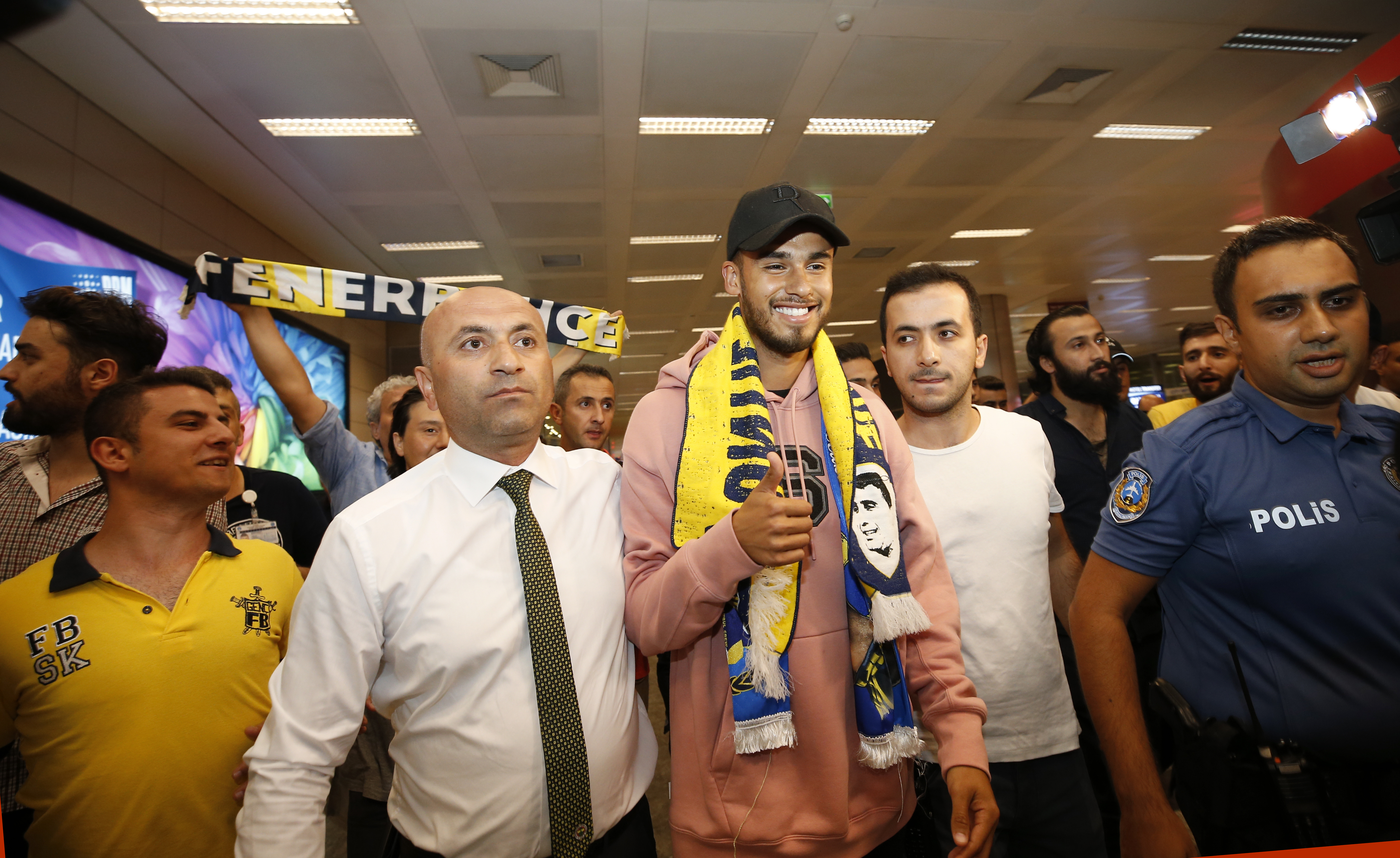 Fenerbahçe’nin yeni transferi Meksikalı savunma oyuncusu Diego Reyes İstanbul’a geldi.