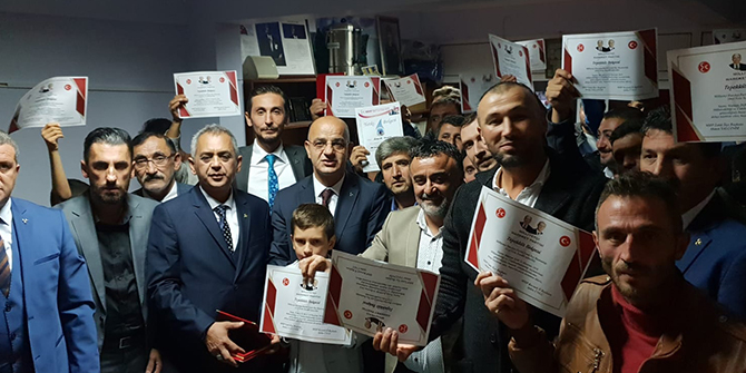 MHP İzmit, plaket dağıtımına devam ediyor