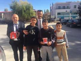 MHP Kocasinan ilçe teşkilatı esnafa Türk bayrağı dağıttı