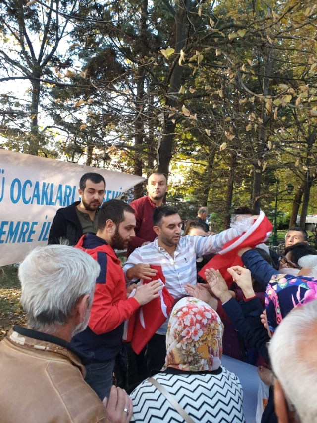 Ülkü Ocakları, Vatandaşlara Türk Bayrağı Hediye Etti