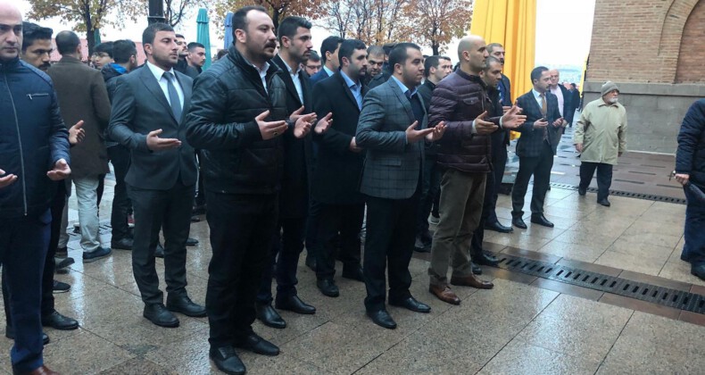 Dualar Ertuğrul Dursun Önkuzu için: Ülkücüler Hacıbayram Camii’nde