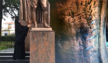 Atatürk Anıtı’na balta ile saldıran kadın yerde aranıyordu! Az önce yakalandı…