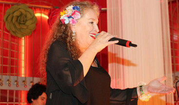 İzmir Marşı ve Atatürk’ün sevdiği türküyü seslendirdi