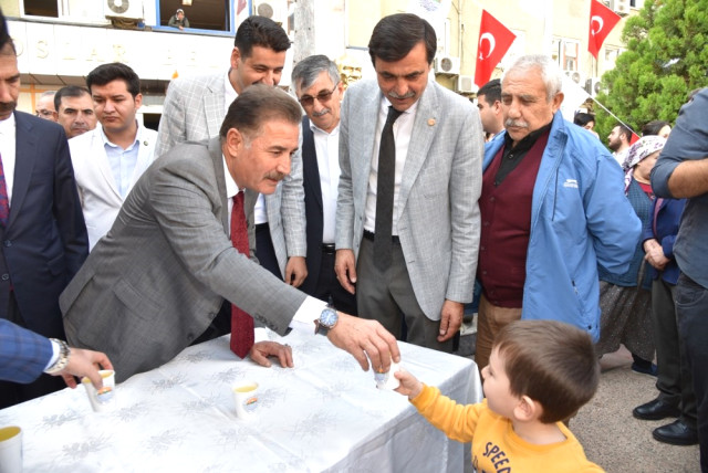MHP Mersin Büyükşehir Belediye Başkan Adayı ve Toroslar Belediye Başkanı Hamit Tuna, Vatandaşlara Narenciye Suyu İkram Etti