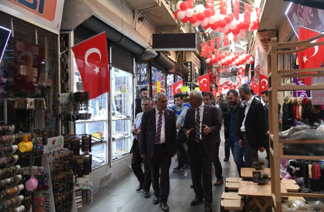 MHP’li Başkan Günaydın, Üzüm Pazarı’nda