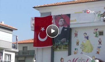 Ters Asılan Bayrak Polisin Uyarısı ile Düzeltildi