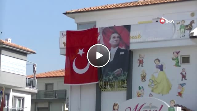 Ters Asılan Bayrak Polisin Uyarısı ile Düzeltildi