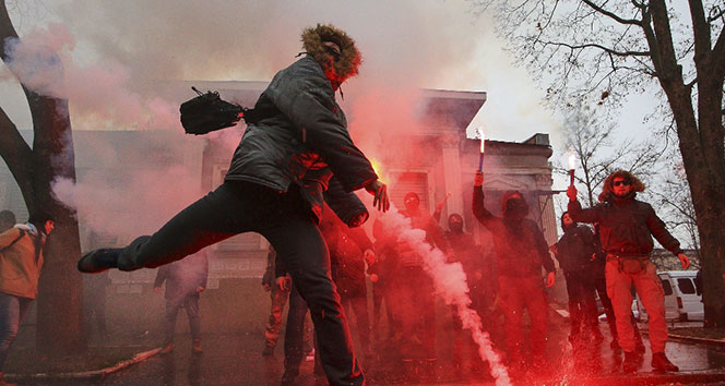 Ukraynalı milliyetçiler Rusya Konsolosluğuna saldırdı